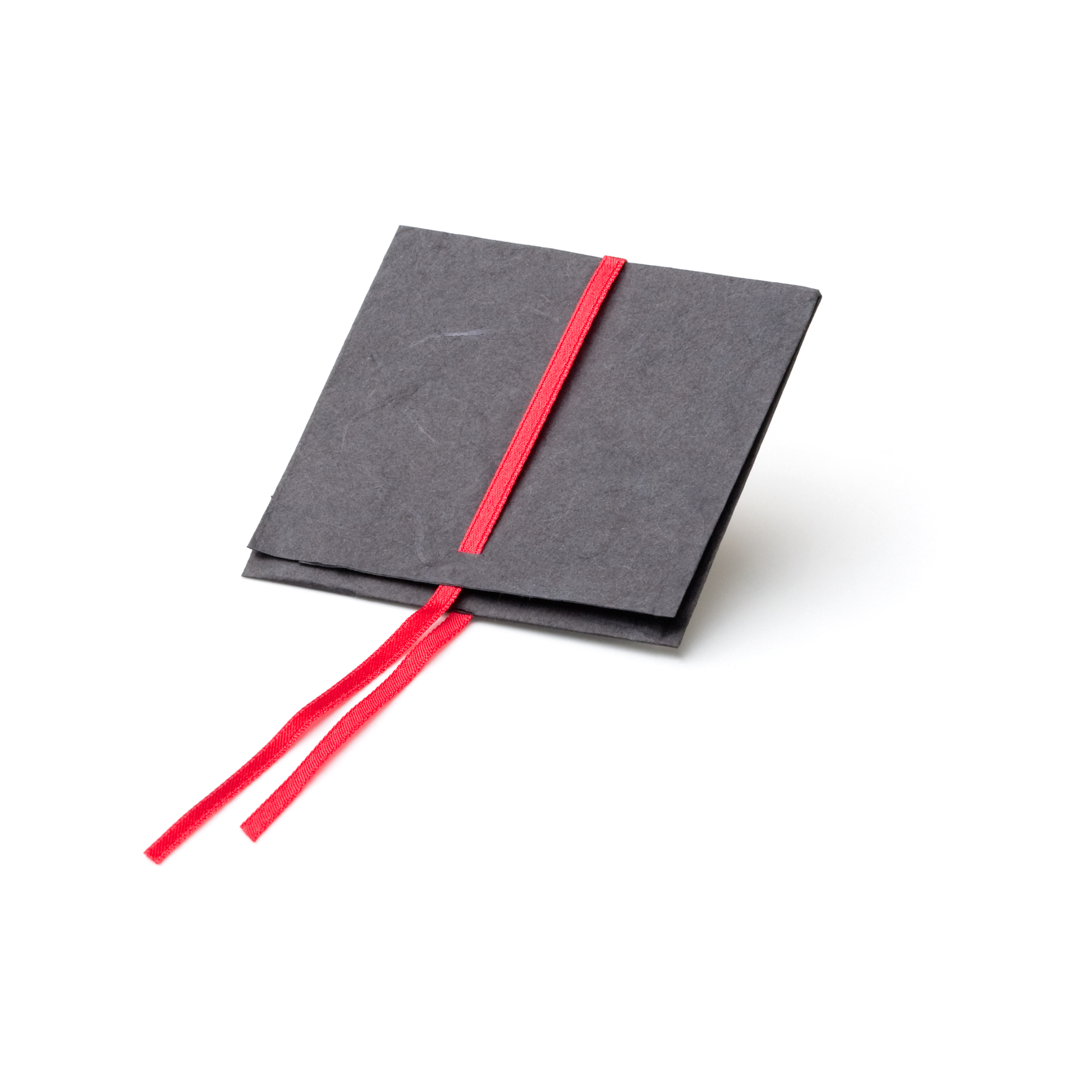 Paperbag klein, 80 x 80 mm, schwarz/rotes Band
